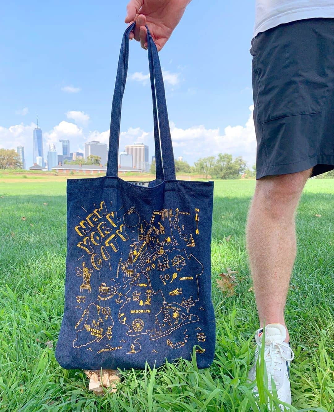 マップトートのインスタグラム：「A must do in NYC: Governor's Island. ⁠ One of our favorite places!⁠ .⁠ .⁠ #NYC #GovernorsIsland #AllinNYC #MadeInNYC」