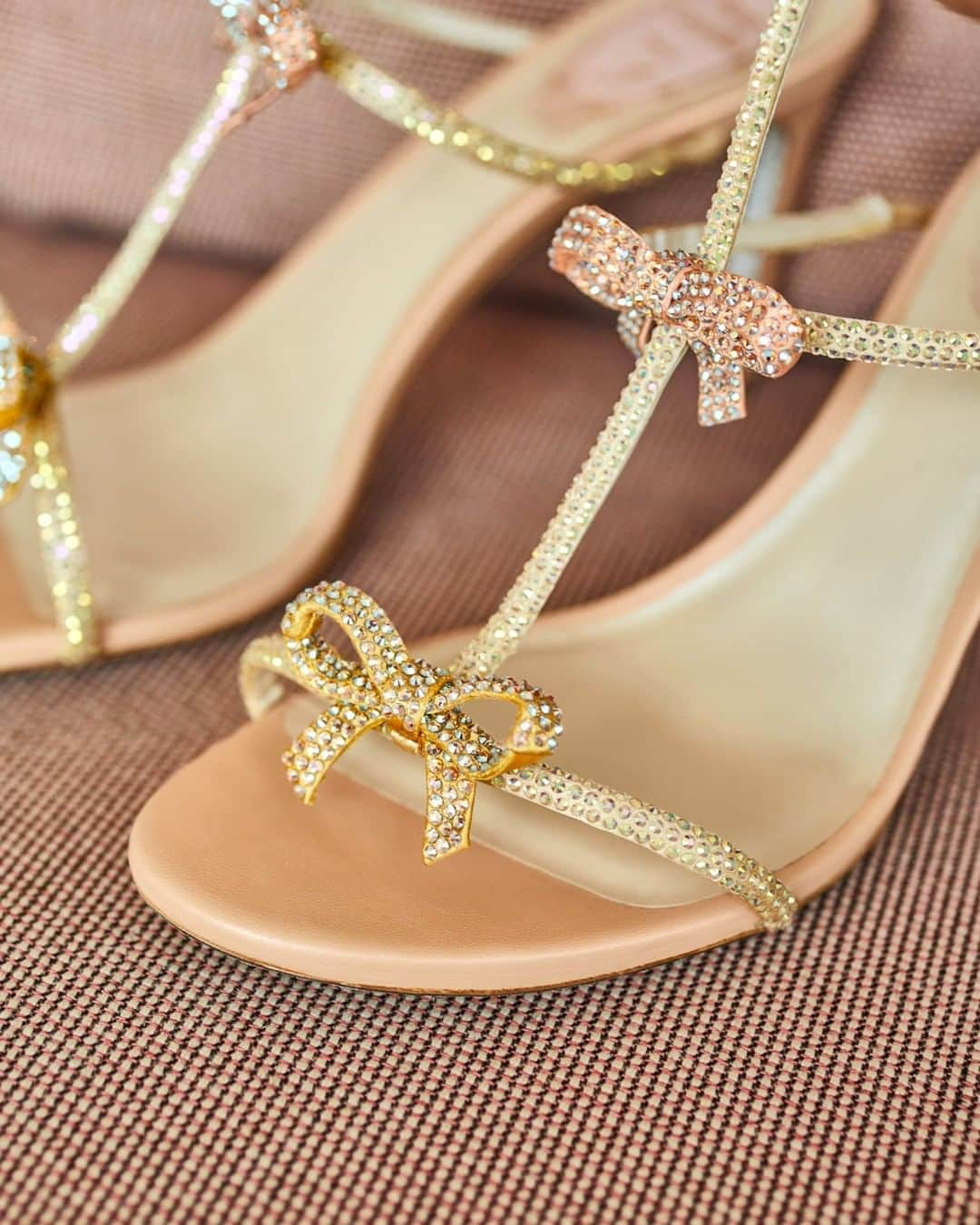 レネカオヴィラさんのインスタグラム写真 - (レネカオヴィラInstagram)「Silken tinges. Get up close to #CaovillaSandal strass Caterina crafted in peach-pink satin graced with diamanté bows to feel the warm touch of summer sun again.  #RenéCaovilla #CaovillaDream」9月26日 1時00分 - renecaovilla