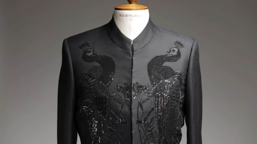 のインスタグラム：「From The Huntsman Archive: This intricately, hand-embroidered frock coat was a bespoke order created for David Bowie as part of Huntsman's collaboration with Alexander McQueen in 2004. What would your dream bespoke creation be?⁠ ⁠ Discover more about Huntsman bespoke, and book your appointment to see us at 11 Savile Row or W57th Street New York⁠ ⁠ #HuntsmanSavileRow #HuntsmanNewYork #Bespoke #McQueen #DavidBowie #tailoring」
