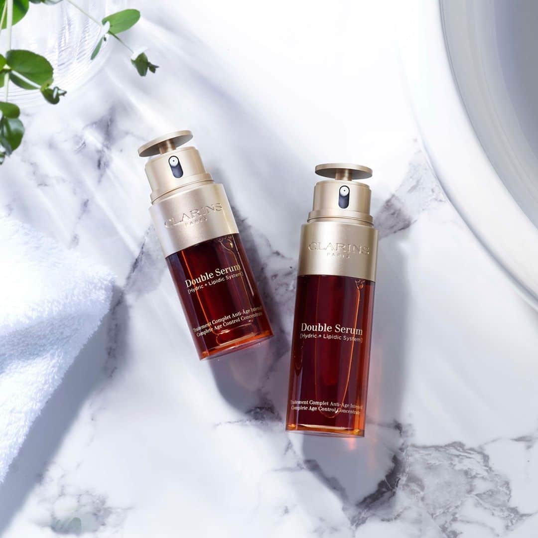 ClarinsUKさんのインスタグラム写真 - (ClarinsUKInstagram)「Did you know our Double Serum is the #1 anti-ageing serum in the UK? 🌟  With 21 plant extracts to boost skin's radiance, it has been trusted and perfected for 35 years.  Have you tried it yet? ✨  #DoubleSerum #TrustedandPerfected #Clarins」9月26日 1時02分 - clarinsuk