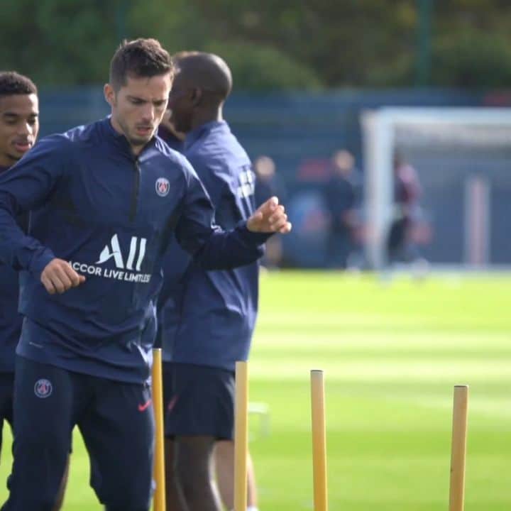 パブロ・サラビアのインスタグラム：「Step by step 💪🔴🔵 #paris #psg #allezparis #icicestparis #ps19」
