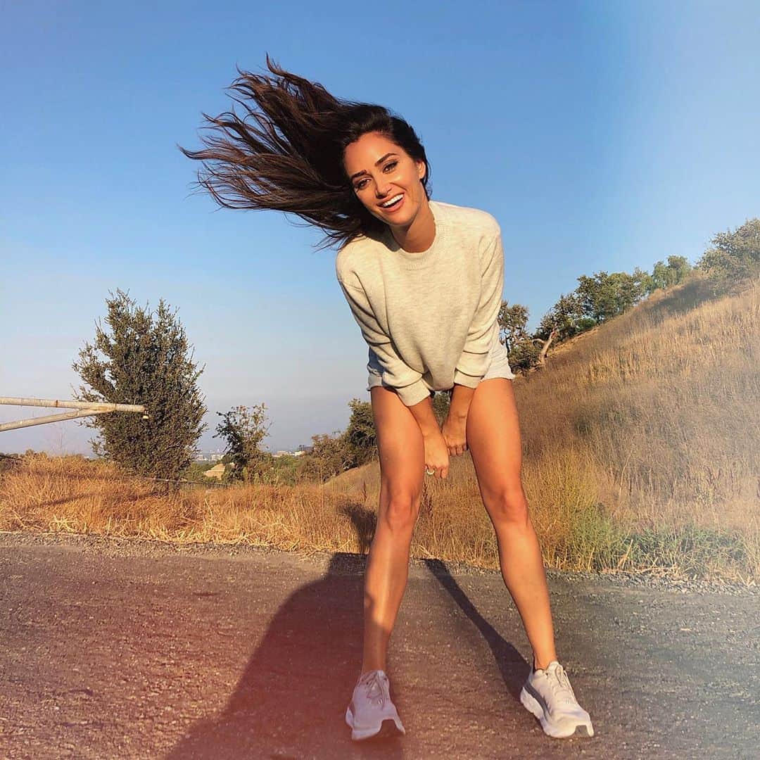 ドナ・フェルドマンのインスタグラム：「#smile it’s Friday! Head to @revolve for inspiration and information they’ve been putting out all week on entrepreneurship, wellness, beauty, styling tips, and so much more! #revolveu」