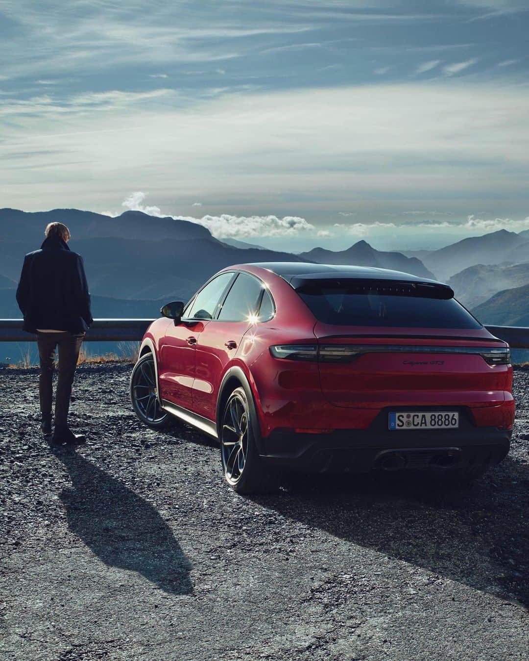 Porscheさんのインスタグラム写真 - (PorscheInstagram)「Ideal travel companions to accompany you throughout the seasons. Fall for our Porsche Online Shop specials, available for a limited time only. __ Cayenne GTS Coupé: Fuel consumption combined: 11,4 - 11,2 l/100 km; CO2 emissions combined: 260 - 256 g/km I https://porsche.click/DAT-Leitfaden I Status: 09/2020」9月26日 1時04分 - porsche