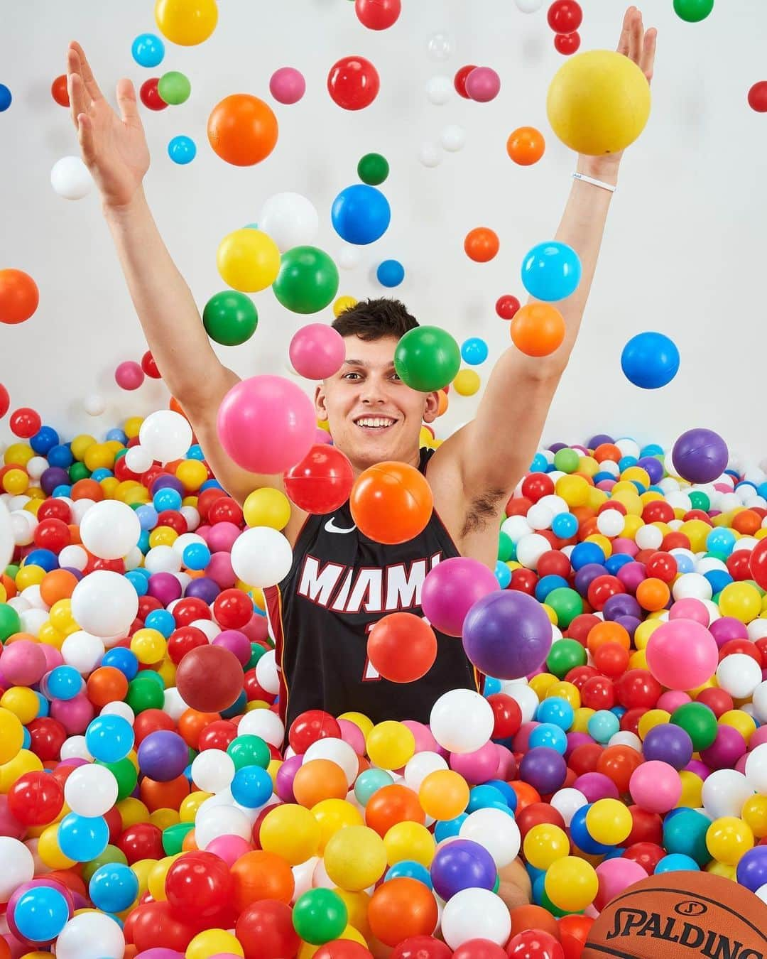 NBAさんのインスタグラム写真 - (NBAInstagram)「🗣️ NBA DREAMS COME TRUE.  Coming off his historic 37-PT performance in Game 4, Tyler Herro (@nolimitherro) and the @MiamiHEAT can advance to the #NBAFinals with a WIN tonight in Game 5 of the ECF (8:30pm/et ESPN)!」9月26日 1時08分 - nba