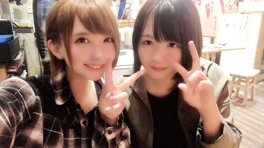 愛原れののインスタグラム：「真田ちゃんとおデートした😗😗💖 事務所別になってもこれからもだいすきなお友達の1人には変わりないのでなかよしこよしでいてねっ( ◜ᴗ¯)(¯ᴗ◝ )❤ 最近大好きな子達に会える日々で幸せだなぁ(◜ᴗ◝ )💓 ＊ ＊ ＊ #久々デート #なかよぴ #新宿 #歌舞伎町 #のれん街 #神鶏 #全部うまうま🐓 #愛原れの #真田さな」