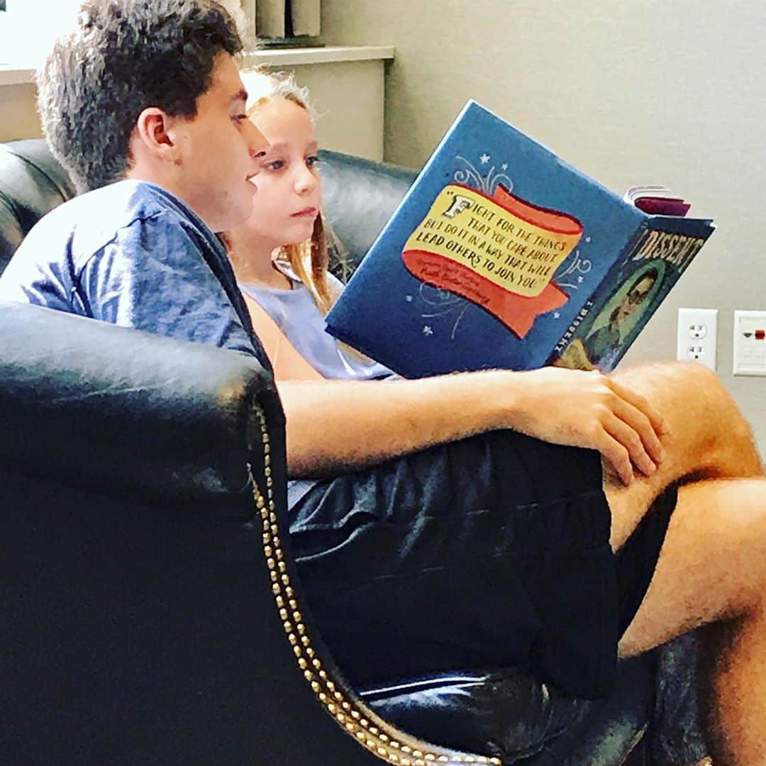 メアリー・マコーマックのインスタグラム：「My sweet nephew Jack reading “I Dissent” the RBG story to Rose when she was about six.  Look at her face. Captivated. What a gift RGB was to us all.  RIP RBG.」