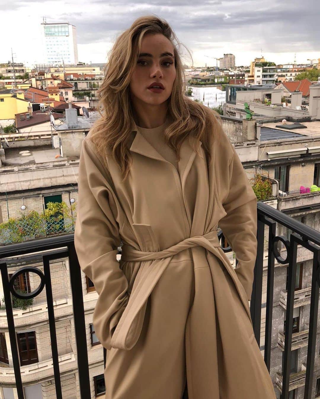 Vogue Italiaさんのインスタグラム写真 - (Vogue ItaliaInstagram)「@SukiWaterhouse is our #VoguePlusOne for the @BOSS Spring-Summer 2021 Show in Milano. Watch the takeover in Stories and see every single look of the show at the link in bio. #BOSSspring21 #MFW Thanks to @marilove357」9月26日 1時17分 - vogueitalia