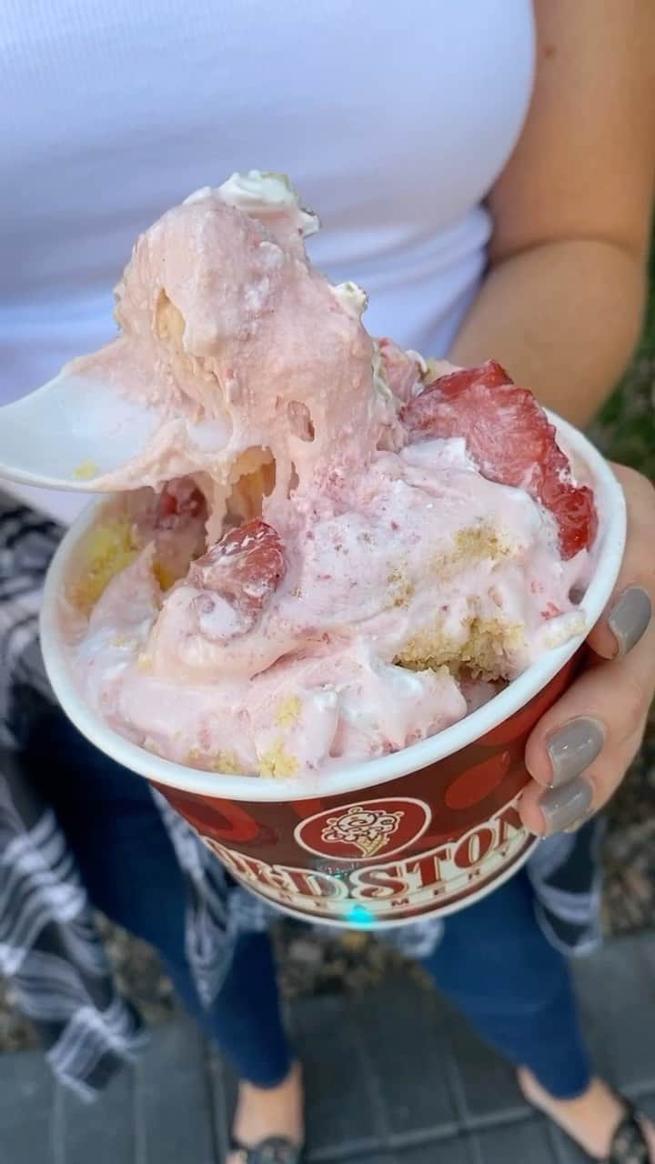 コールド・ストーン・クリーマリーのインスタグラム：「You can't go wrong choosing Strawberry ice cream with yellow cake and whipped topping 😍🍓」