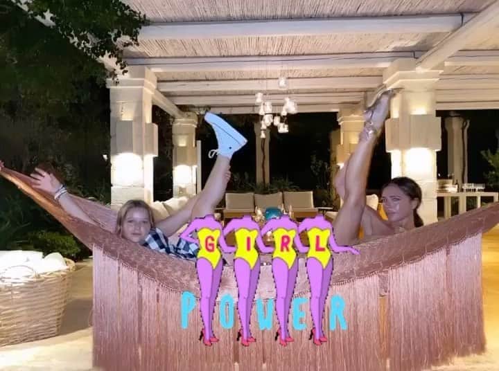 のインスタグラム：「Friday night mood 🤸🏻‍♀️ #VBPose #HarperSeven 😂📷 @nicolaannepeltz」