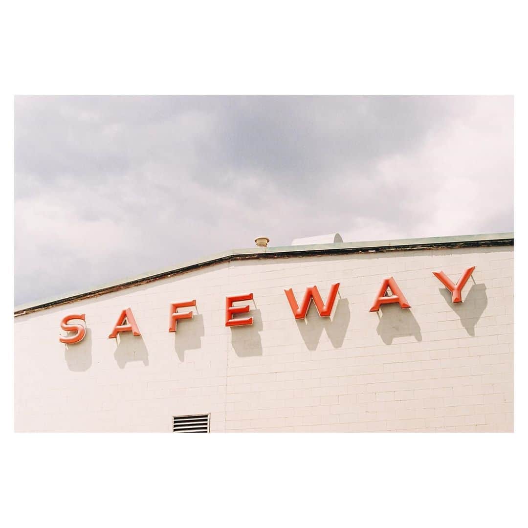 Robert Bingamanのインスタグラム：「1 or 2? . . . . . . . #calmingcontent #portra400 #shootfilmmag #filmisalive #filmwave #35mm #thewest #safeway」