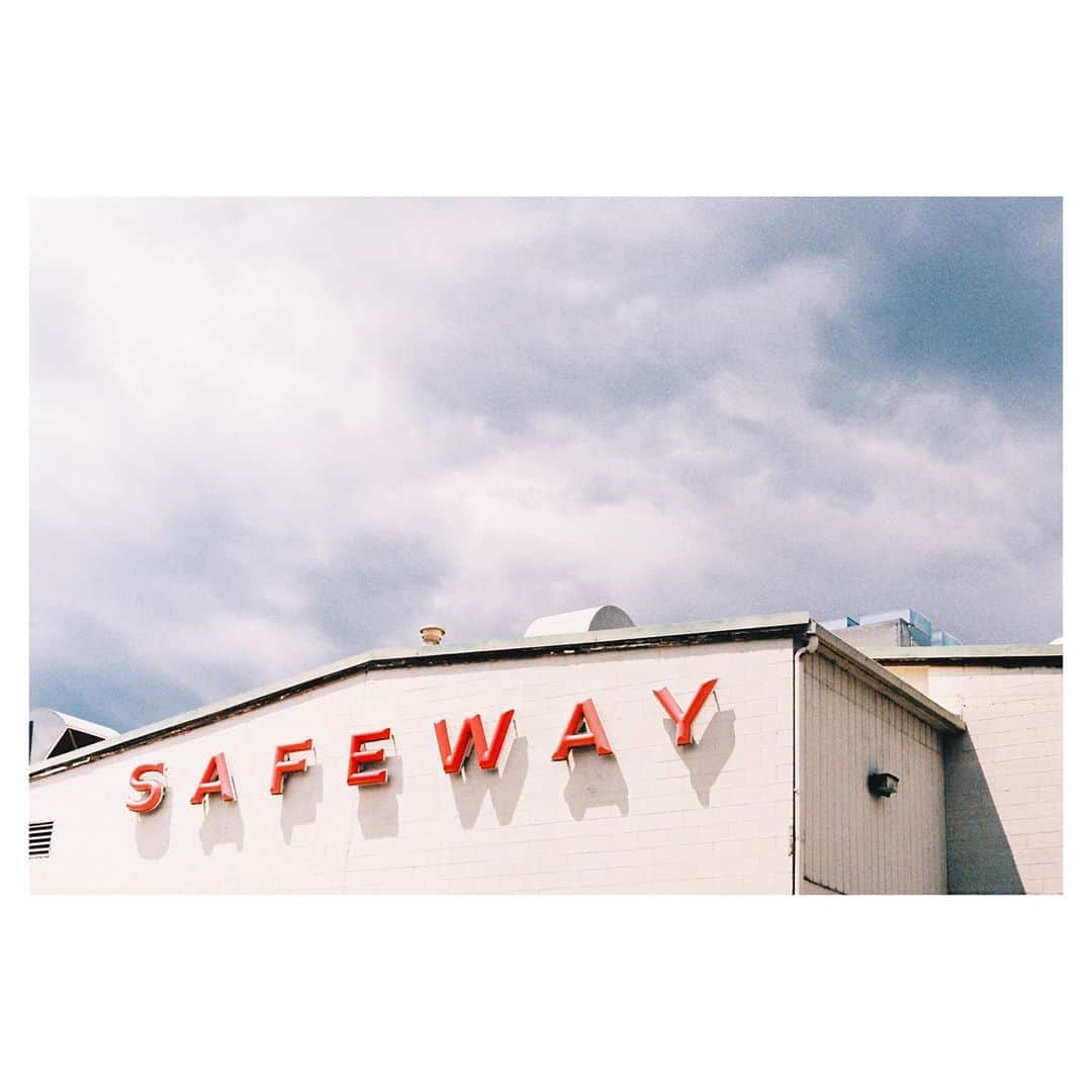 Robert Bingamanさんのインスタグラム写真 - (Robert BingamanInstagram)「1 or 2? . . . . . . . #calmingcontent #portra400 #shootfilmmag #filmisalive #filmwave #35mm #thewest #safeway」9月26日 1時28分 - robertjosiah