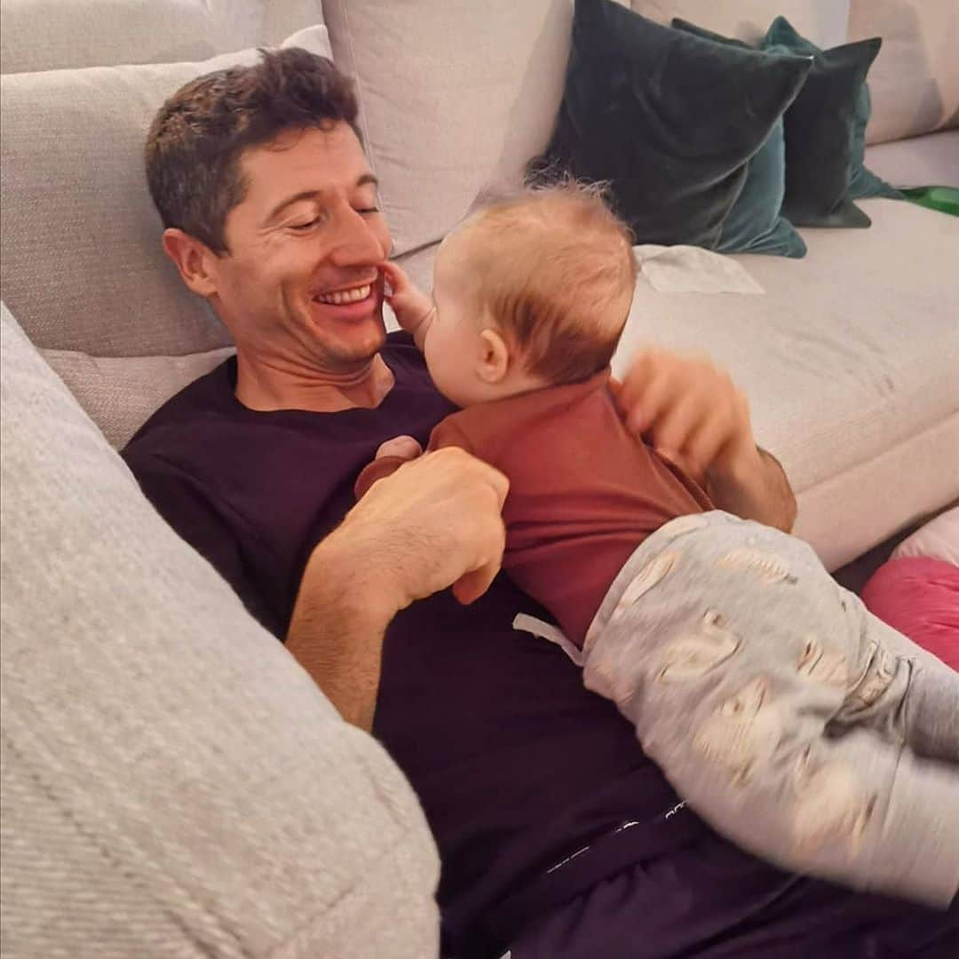 ロベルト・レヴァンドフスキさんのインスタグラム写真 - (ロベルト・レヴァンドフスキInstagram)「Having fun with my little girl😍😁 #family」9月26日 1時30分 - _rl9