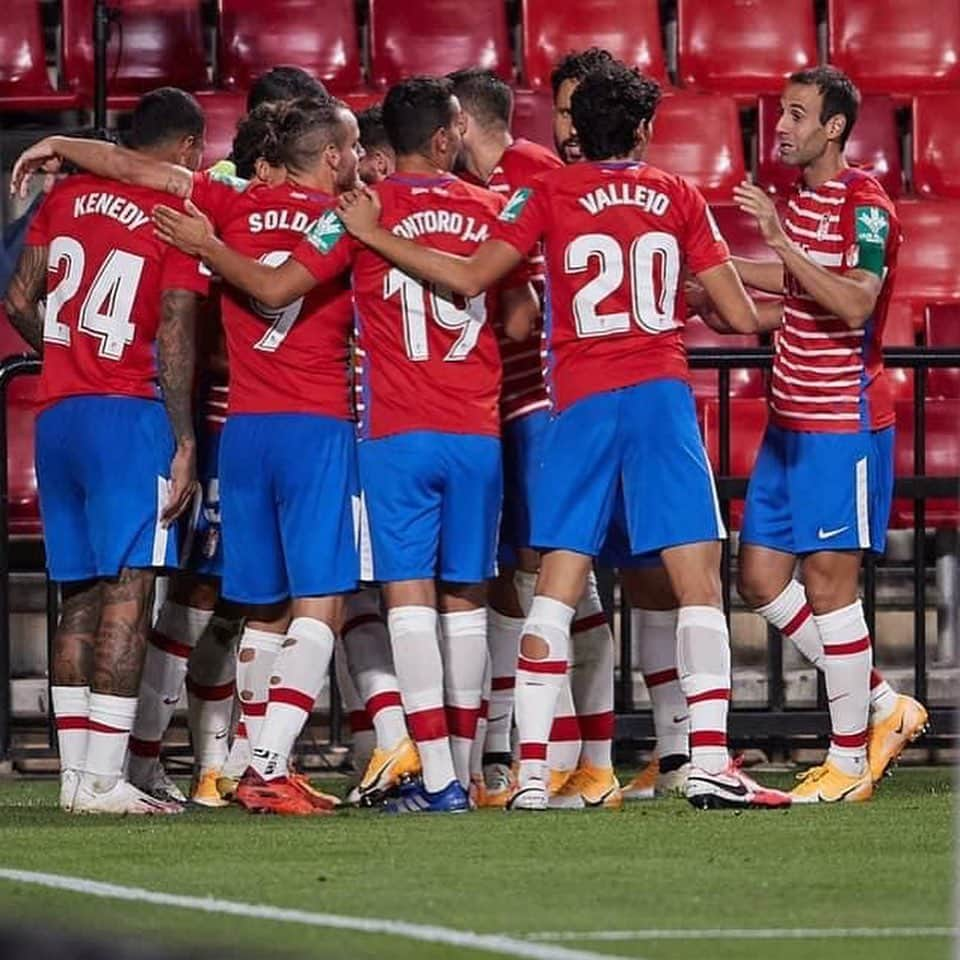 ロベルト・ソルダードのインスタグラム：「¡Seguimos sumando, seguimos creciendo, seguimos caminando firmes por #Europa!  Y ahora...¡a disfrutarlo y seguir trabajando!   #VamosMiGranada 🔴⚪️  #EternaLucha🇦🇹」