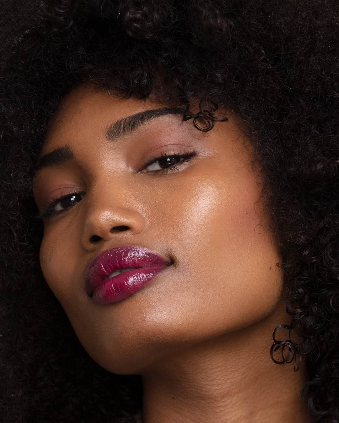 Smashboxのインスタグラム：「✋ minute makeup: ​⠀⠀⠀⠀⠀⠀⠀⠀⠀⁣ 1. Halo Tinted Moisturizer in Tan Dark⠀⠀⠀⠀⠀⠀⠀⠀⠀⁣ 2. Brow Tech To Go in Brunette​⠀⠀⠀⠀⠀⠀⠀⠀⁣ 3. Quick sweep of LA Cover Shot Eye Shadow Palette in shade Drop Top on the lid⁣ 4. Super Fan Mascara⁣ 5. Gloss Angeles in Acai You Girl」