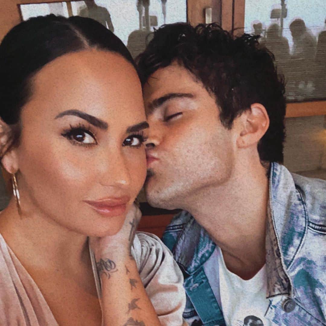 E! Onlineさんのインスタグラム写真 - (E! OnlineInstagram)「Exclusive: We're learning more about why Demi Lovato called off her engagement to fiance Max Ehrich after only a few months. Head to the link in our bio for why she thinks he's "sketchy." (📷: Instagram)」9月26日 1時35分 - enews