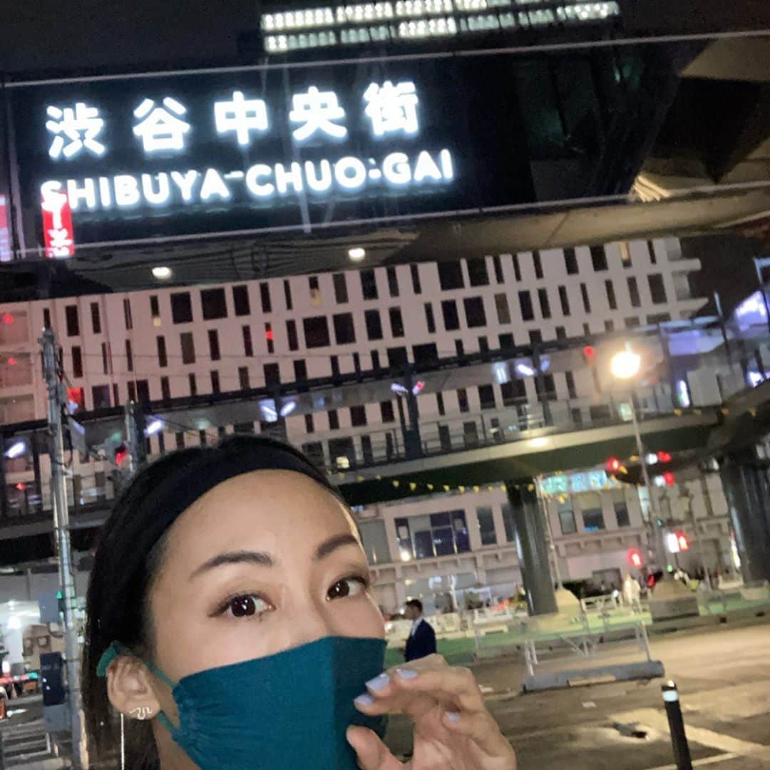 DJ Yummyのインスタグラム：「Thank you for promising youths people.OATH久しぶりすぎてちょっと構えたけど(笑)現場に入ればみなさま目を輝かせた素敵な方々で、リラックスしてブースに入れました🙏🙏🙏本当にありがとうございます。誰かと会いたい、語り合いた人々がどんどんやってくる、灰色の谷はそんなわたしたちを受け入れてくれる。こんなときだからこそその懐に甘えちゃお、パーティは朝まで続きます。 #OATH#djlife#shibuyaoath」