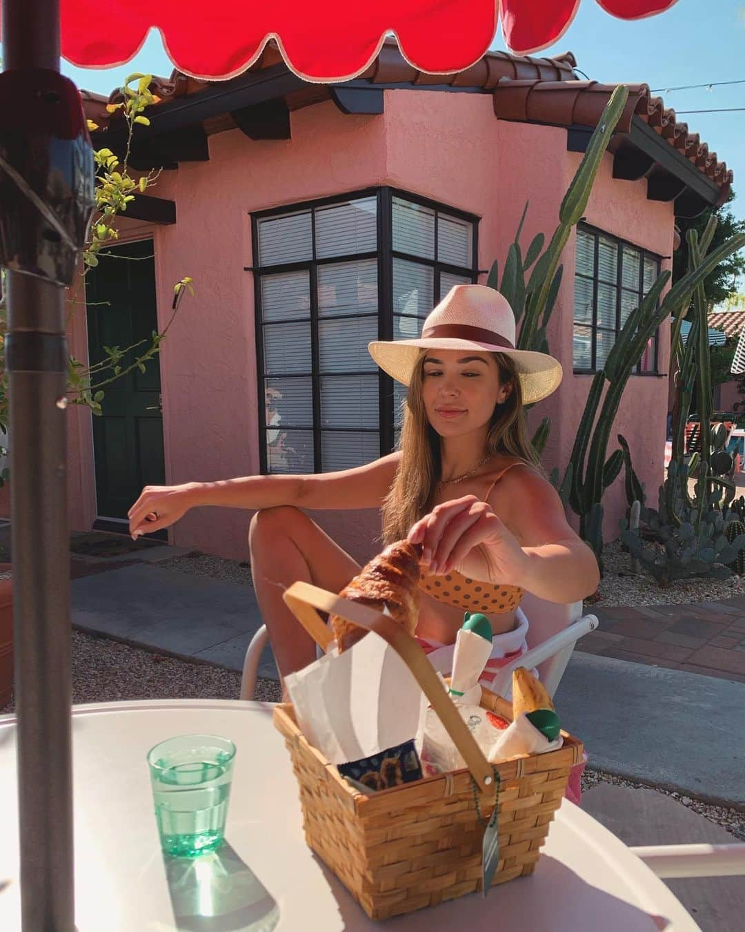 キャシー・ケリーさんのインスタグラム写真 - (キャシー・ケリーInstagram)「itsy bitsy teeny weenie yellow polka dot bikinis and croissants to cap off this road trip @lescactusps 🌵🥐👙」9月26日 1時40分 - cathykelley