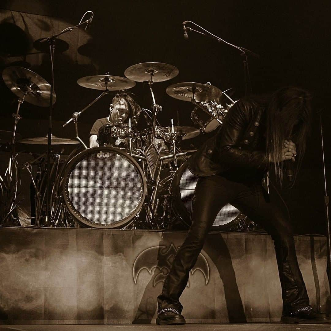 Queensrycheさんのインスタグラム写真 - (QueensrycheInstagram)「#fbf - Casey and Todd at the Freeman Coliseum in San Antonio, Texas 2018 (photo credit Rob Gomez for South Texas Sound Project) #queensryche #flashbackfriday #freemancoliseum #caseygrillo #case #kickassdrummer #customdrumkit #lotus #mrsawbladeheaddesigns #dwdrums #toddlatorre #thevoice #leadvocalist #leadsinger #singersongwriter #talentedmusicians #bamfers」9月26日 1時52分 - queensrycheofficial