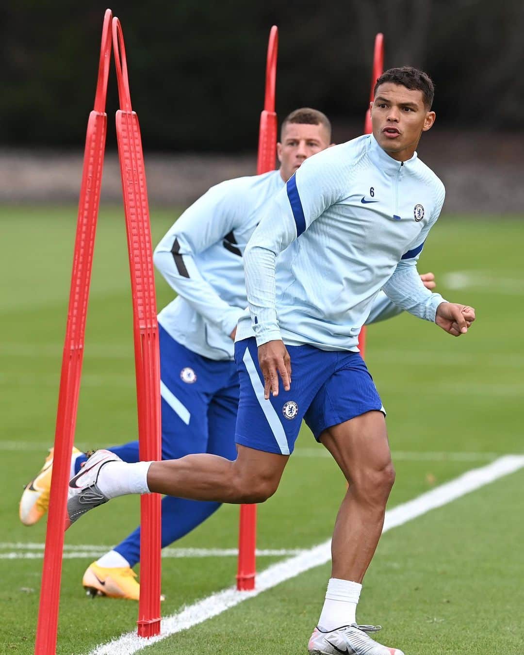 チアゴ・シルヴァのインスタグラム：「🇬🇧 “Discipline is the bridge between goals and accomplishment” (Jim Rohn). Training day 🙏🏽💙🔵 @chelseafc  🇧🇷 “Disciplina é a ponte entre objetivos e realizações” (Jim Rohn). Dia de treino 🙏🏽💙🔵 @chelseafc  🇫🇷 « La discipline est le pont entre les objectifs et la réalisation des objectifs » (Jim Rohn). Entraînement 🙏🏽💙🔵 @chelseafc  • • • #OhhThiagoSilva #CFC #Chelsea #ThiagoSilva #FamiliaSilva #ChelseaFC #London #LondonCalling #Londres #UnitedKingdom #England #Inglaterra #ThiagoIsBlue #WeAreBlue #ChelseaFans #BluesForever #cfcfans #chelseafootballclub #Chelseafcfans #washyourhands #lavezvouslesmains #LaveAsMaos #StopCorona #CoronaOut #StopCovid」