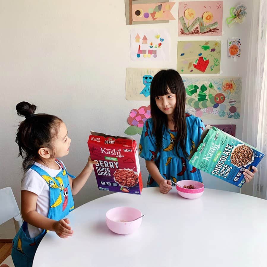 Zooey Miyoshiさんのインスタグラム写真 - (Zooey MiyoshiInstagram)「#AD If you’re looking for a healthy and yummy breakfast option you must try @Kashi by Kids Organic Super Loops!! These are Zooey and Amelie’s favorite cereals at the moment! They deliver high quality flavor - available in Chocolate and Berry and deliver 4g of protein, single digit sugar and super food ingredients such as berries, red lentils and cocoa! In addition , Kashi is working with @nokidhungry to donate a minimum of $5,000 which can help provide up to 50,000 meals to kids in need. We would like to encourage all of you to join in by using your sharing power on social media! Head to @kashi’s Instagram to learn how you can help donate more meals! #KashiFeedsTomorrow #SuperLoops #zooeyxamelie」9月26日 2時07分 - zooeyinthecity