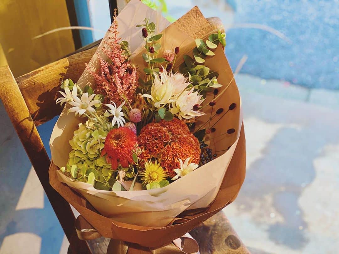 佐竹美希さんのインスタグラム写真 - (佐竹美希Instagram)「大切な人に想いを伝えたくて。ちょっと恥ずかしかったけど、「大好きだよ」と手紙を添えて、お花を贈りました。…5日遅れの敬老の日です。#敬老の日 #花束 #スワッグ #ばあちゃんいつもありがとう #明日着きます」9月26日 2時17分 - miki_stk
