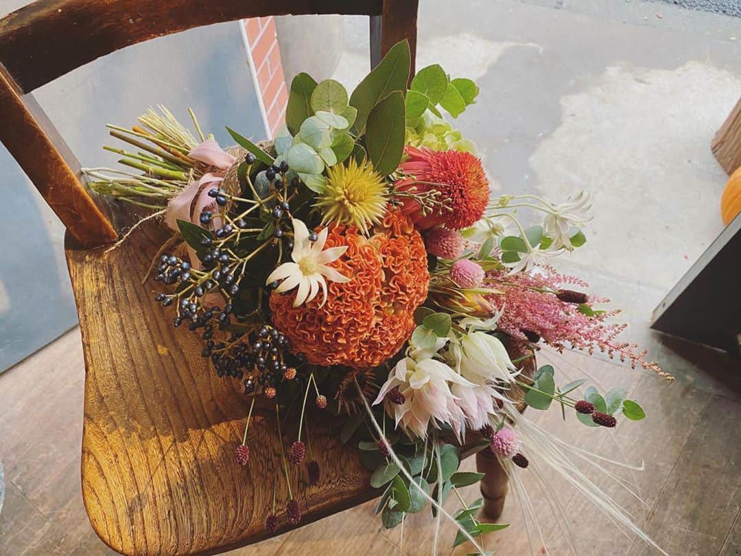 佐竹美希さんのインスタグラム写真 - (佐竹美希Instagram)「大切な人に想いを伝えたくて。ちょっと恥ずかしかったけど、「大好きだよ」と手紙を添えて、お花を贈りました。…5日遅れの敬老の日です。#敬老の日 #花束 #スワッグ #ばあちゃんいつもありがとう #明日着きます」9月26日 2時17分 - miki_stk