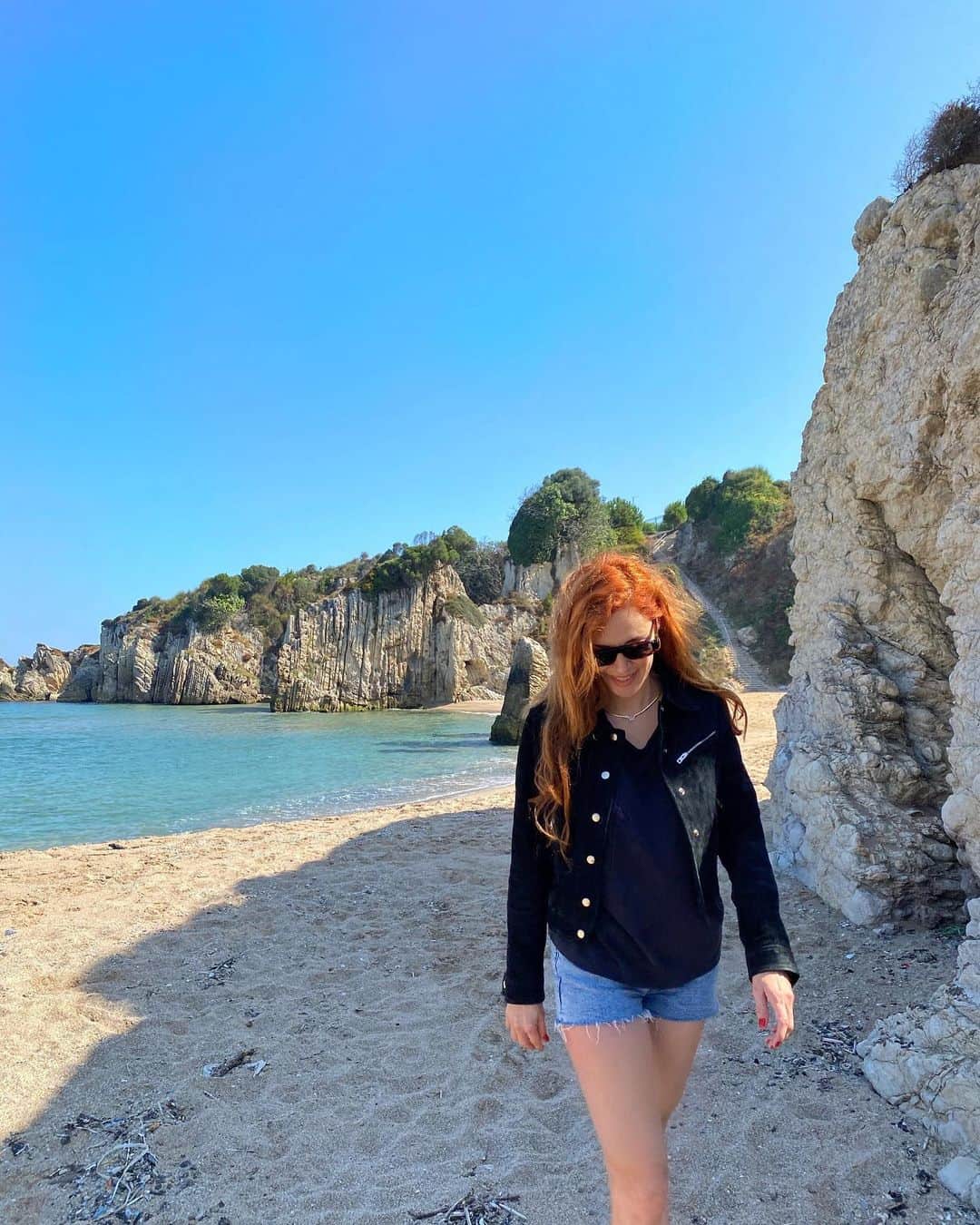 Mine Tugayのインスタグラム：「“Gördüğüm, görebildiğim her şey bana aittir. Ne kadar uzağı görüyorsam, o kadar çoğuna sahibim.”🙏🏻🌿 #yürümeninfelsefesi」