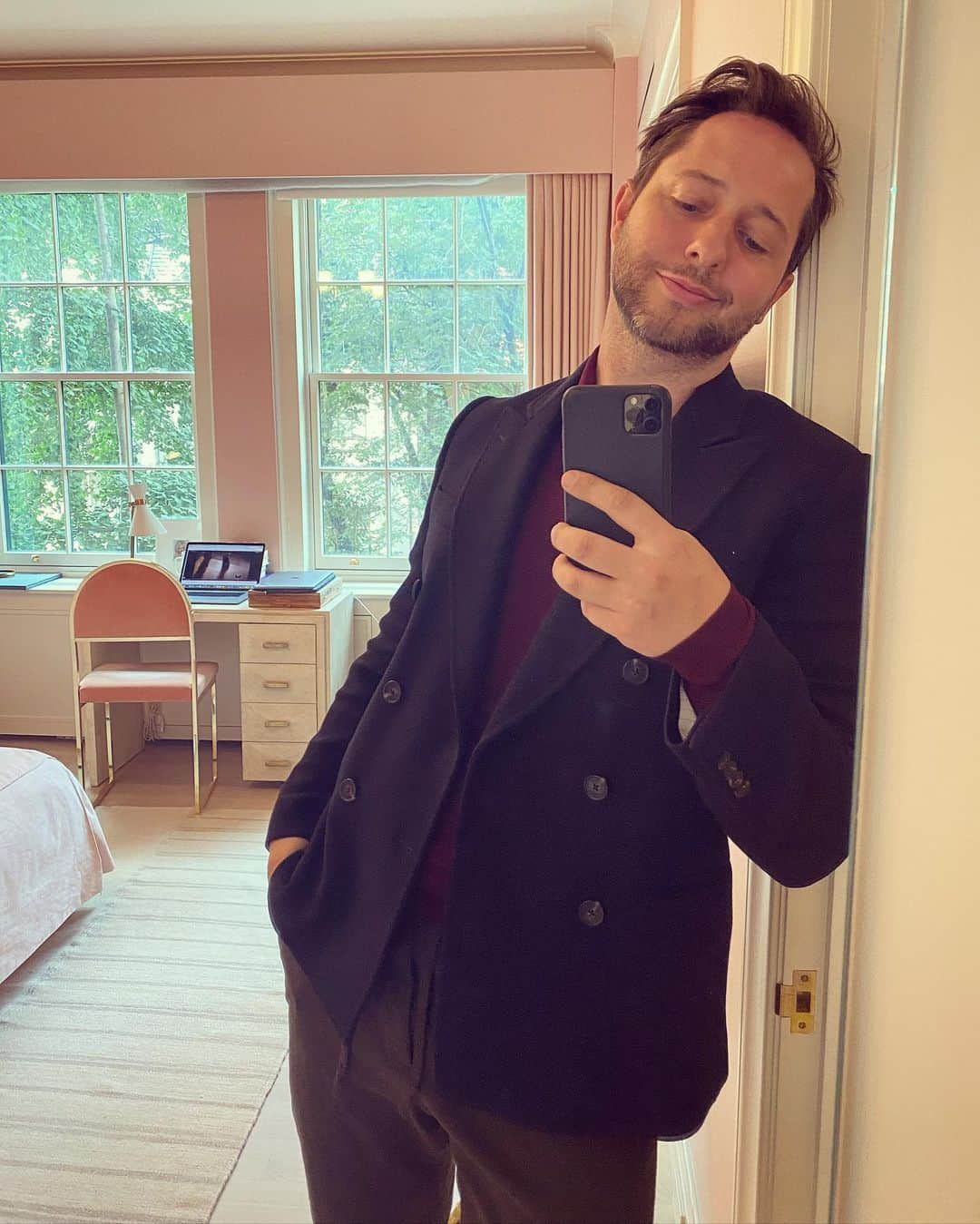 デレク・ブラスバーグさんのインスタグラム写真 - (デレク・ブラスバーグInstagram)「The first time I've worn a sports jacket in six months!* Thanks to @tods for asking me to a be a part of the digital audience. (*But pls note I'm still in pants with an elasticated waistband and a drawstring, second pic.)」9月26日 2時26分 - derekblasberg