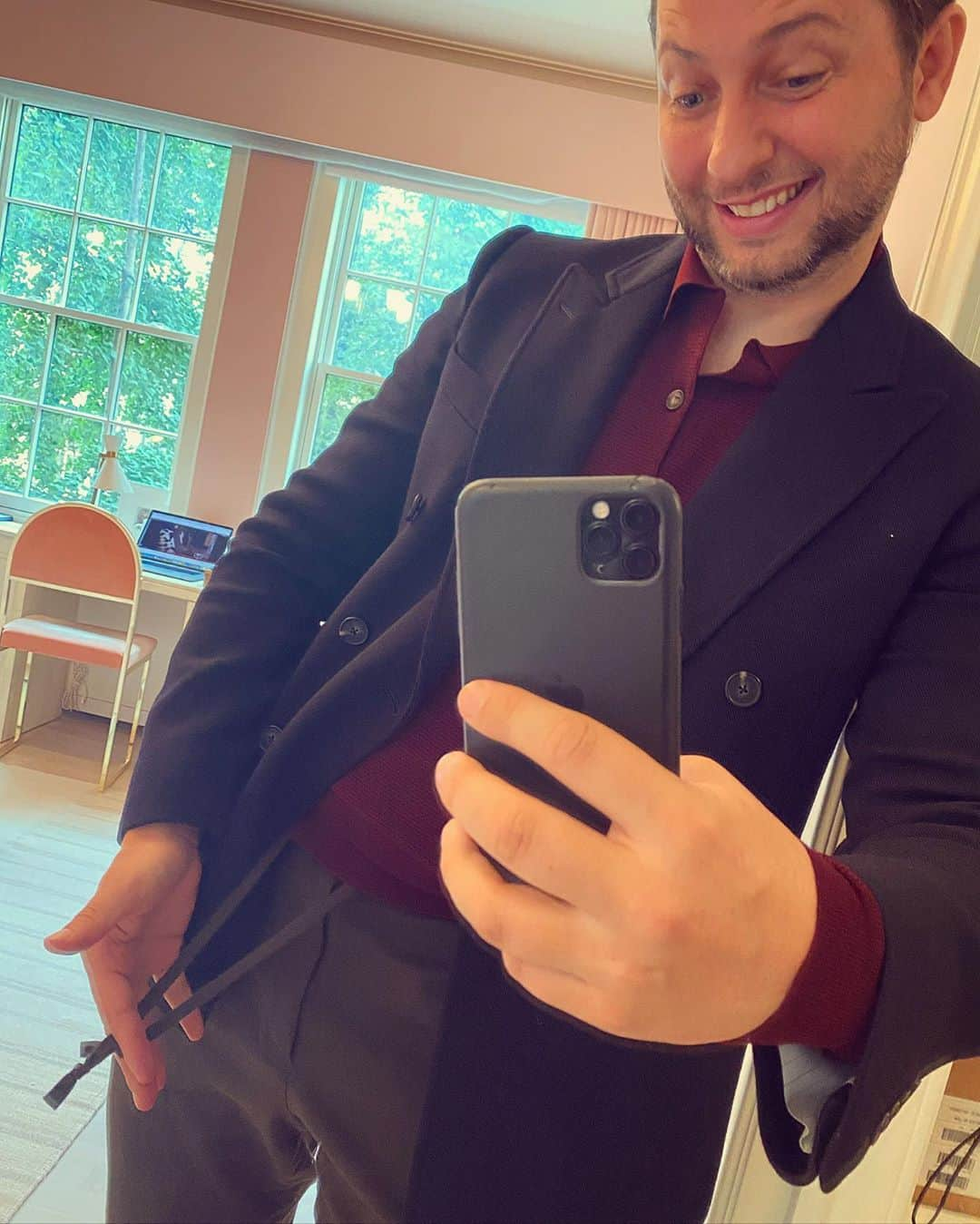 デレク・ブラスバーグさんのインスタグラム写真 - (デレク・ブラスバーグInstagram)「The first time I've worn a sports jacket in six months!* Thanks to @tods for asking me to a be a part of the digital audience. (*But pls note I'm still in pants with an elasticated waistband and a drawstring, second pic.)」9月26日 2時26分 - derekblasberg