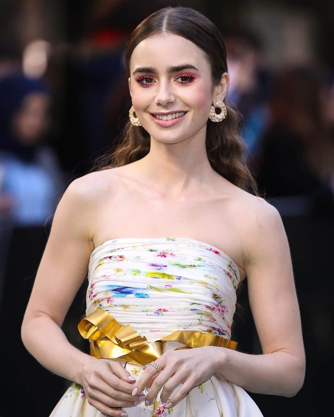 WHO WHAT WEARさんのインスタグラム写真 - (WHO WHAT WEARInstagram)「Lily Collins is engaged! 😭💗💍 See her stunning ring up close at the link in bio. photo: getty images」9月26日 2時20分 - whowhatwear