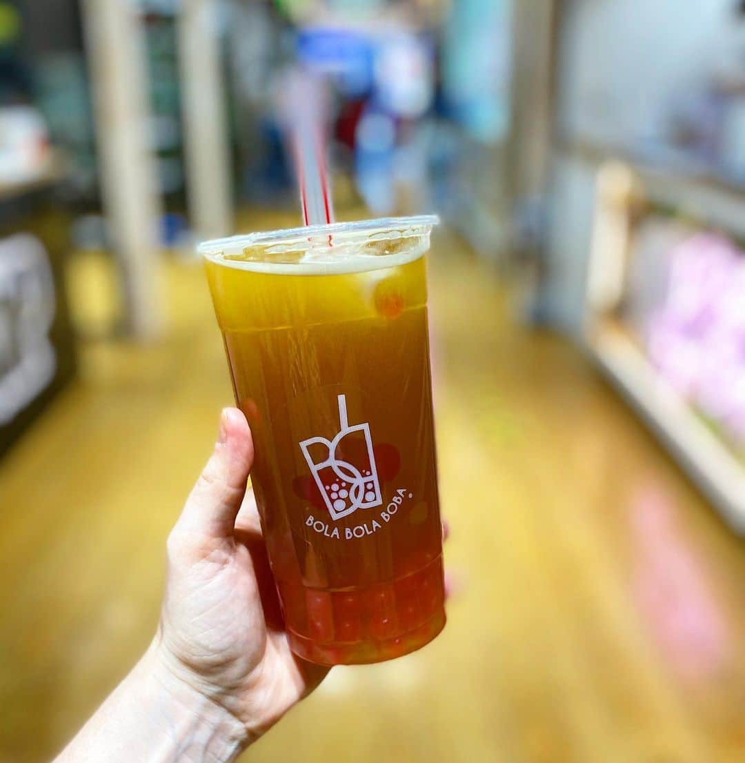 Eat With Steph & Coのインスタグラム：「What’s your bubble tea order? If it’s hot outside I go for mango fruit tea with strawberry bubbles 🥭 🍓 👏🏻  My newly discovered local south London tea favourite is @bolabolaboba in @peckhammall   The Mall has recently been refurbed and has some great food/drink and dessert options !  PR INVITE #peckhammall #bubbletea #bolabolaboba」