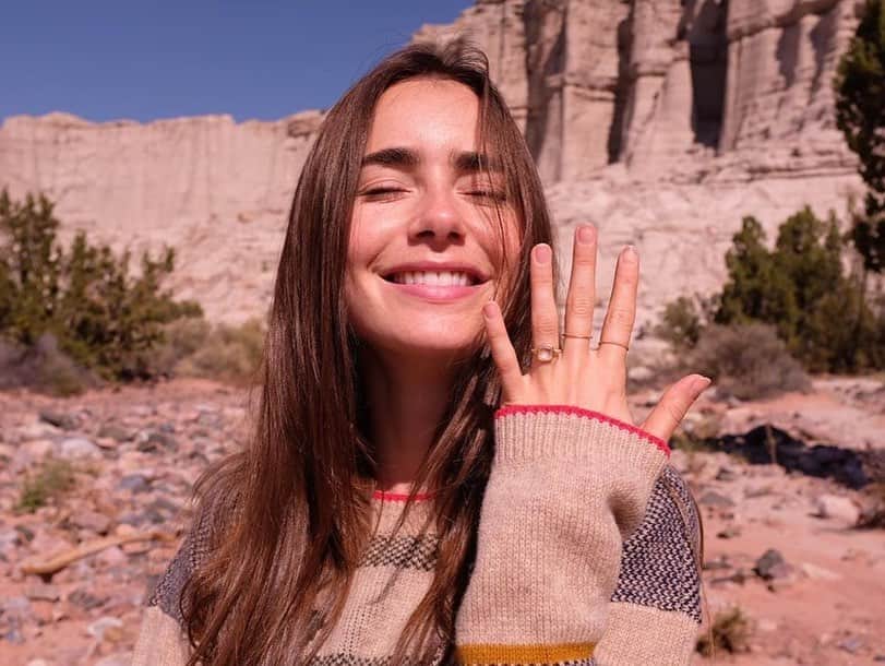 People Magazineさんのインスタグラム写真 - (People MagazineInstagram)「Lily Collins is engaged! 💍 The actress said "yes" to writer/director Charlie McDowell. 💕 Tap the bio link for a close-up of her unique ring: a rose-cut diamond with a bezel setting and thin gold band. ✨ #Regram @lilyjcollins, @charliemcdowell」9月26日 2時28分 - people