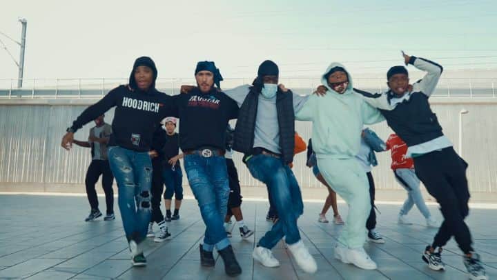 Fuse ODGのインスタグラム：「WINNINGGGGGGGG OUT NOW 🎶🕺🏿 🔥🔥🔥🔥🔥  Legendary link up with @itztiffanymusic once againnnnnn...  Full video on za Tube...check da link and share it till the world hear itttt...let's gooooo 💥  Love to all these amazing dancers...what a energy...and mad love to one of baddest choreographers @incrediblezigi 🕺🏿  #Winning   📽: @ppv365  Prod. By: @shawerzebiemgh @lex_on_it @kaywabeatz   Legendary sample from @x2datizzle. Thank you for allowing us to use this classic Grime sample」