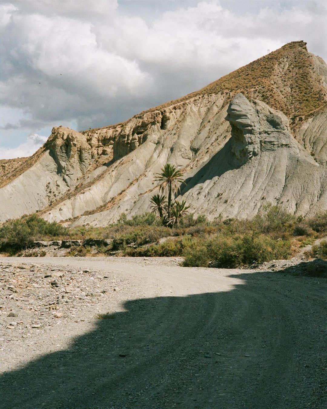 松島エミのインスタグラム：「Loved the landscape of the Tabernas desert so much✨ Love any desert basically😆🤷🏻‍♀️ . #tabernas#spain#spanishdesert#filmphotography#nature#landscape#leica#shootfilm#kodak#portra400」