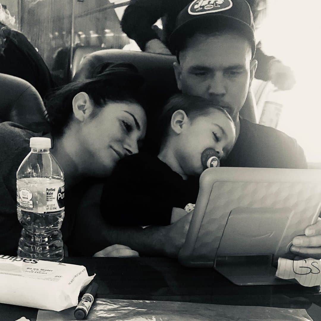 ディーナ・ニコール・コルテーゼのインスタグラム：「Family 🖤🤍」