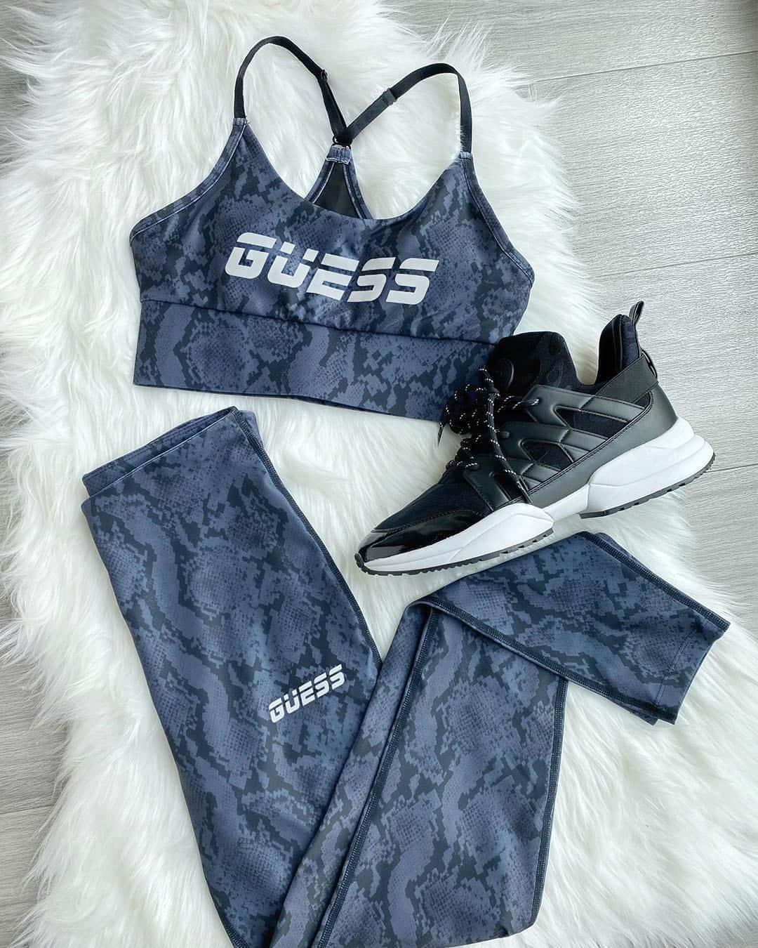 ゲスのインスタグラム：「reminder: working out increases serotonin 😊 tap to shop this set for the ultimate mood booster #GUESSActive」