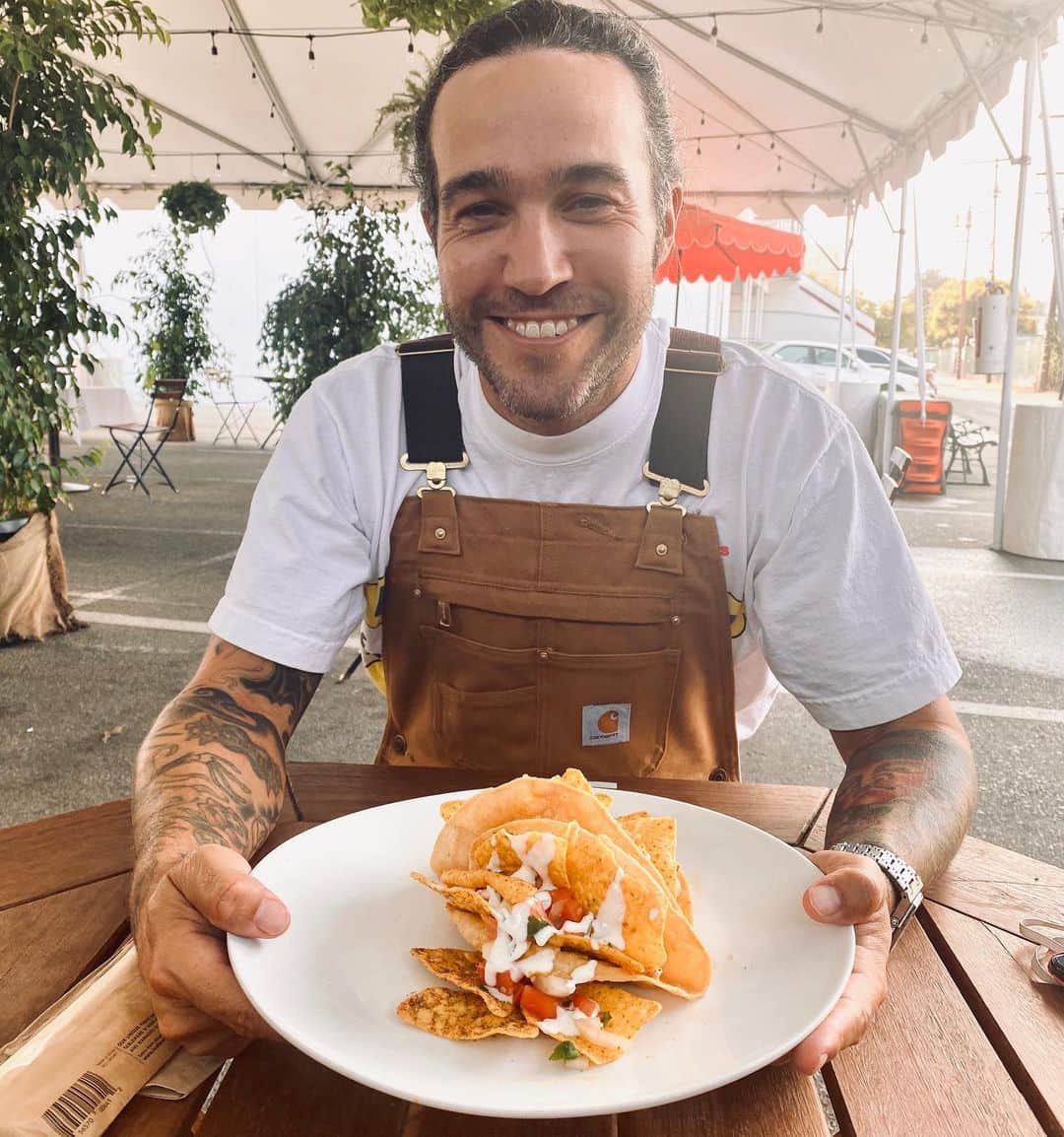 フォール・アウト・ボーイのインスタグラム：「dreaming about tacos... lots of tacos 💭🌮 teaming up w/ @casavegarestaurant for Sugar We're Goin' to Get Tacos (a crispy corn shell taco w/ ground beef or shredded chicken, homemade queso sauce, cool ranch dorito chips, pico de gallo + cilantro ranch crema drizzle) coming 10/4... otherwise known as #NationalTacoDay.  . profits of each taco are being donated to @NoUsWithoutYou, a charity that provides food security for undocumented back of house staff and their families by Va'La Hospitality: nouswithoutyou.la」