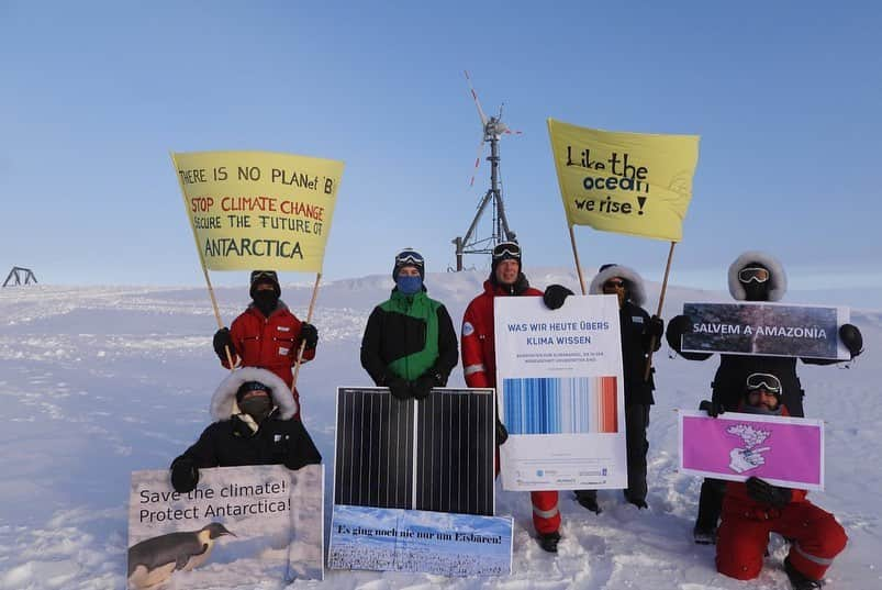 グレタ・トゥーンベリさんのインスタグラム写真 - (グレタ・トゥーンベリInstagram)「Today was a huge success!  Hundreds of thousands of us returned to the streets demanding climate action! There were strikes in over 3200 places on all continents, including Antarctica! With masks and socially distant. Thank you everyone who showed up! We will continue, the fight for a future doesn’t end here - this is just the beginning. Pictures from today in order: Germany, Bangladesh, Sierra Leone, Japan, The Philippines, Researchers in Antarctica, Ukraine. #climatestrike #fridaysforfuture #schoolstrike4climate #fightclimateinjustice #facetheclimateemergency」9月26日 2時46分 - gretathunberg