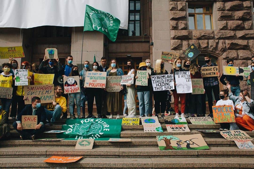 グレタ・トゥーンベリさんのインスタグラム写真 - (グレタ・トゥーンベリInstagram)「Today was a huge success!  Hundreds of thousands of us returned to the streets demanding climate action! There were strikes in over 3200 places on all continents, including Antarctica! With masks and socially distant. Thank you everyone who showed up! We will continue, the fight for a future doesn’t end here - this is just the beginning. Pictures from today in order: Germany, Bangladesh, Sierra Leone, Japan, The Philippines, Researchers in Antarctica, Ukraine. #climatestrike #fridaysforfuture #schoolstrike4climate #fightclimateinjustice #facetheclimateemergency」9月26日 2時46分 - gretathunberg