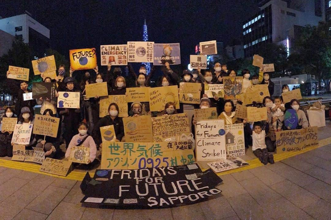 グレタ・トゥーンベリさんのインスタグラム写真 - (グレタ・トゥーンベリInstagram)「Today was a huge success!  Hundreds of thousands of us returned to the streets demanding climate action! There were strikes in over 3200 places on all continents, including Antarctica! With masks and socially distant. Thank you everyone who showed up! We will continue, the fight for a future doesn’t end here - this is just the beginning. Pictures from today in order: Germany, Bangladesh, Sierra Leone, Japan, The Philippines, Researchers in Antarctica, Ukraine. #climatestrike #fridaysforfuture #schoolstrike4climate #fightclimateinjustice #facetheclimateemergency」9月26日 2時46分 - gretathunberg