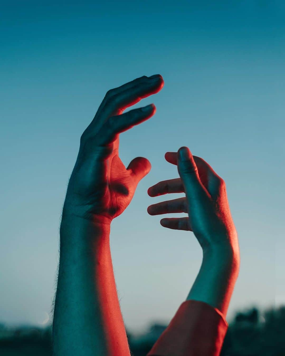 Simone Bramanteさんのインスタグラム写真 - (Simone BramanteInstagram)「{ Lovers In the 20s } • I started playing photography through the study of the hands shapes.  This is my version of lovers, in this unique decade. Ask for prints.」9月26日 2時48分 - brahmino