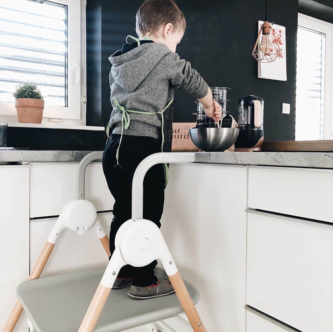 Skip Hopさんのインスタグラム写真 - (Skip HopInstagram)「What's cooking Skip Hoppers? 👨‍🍳🍪 Today is #nationalcookingday and we ❤️ seeing your little foodies helping in the kitchen!   Are you making any fall treats this weekend? 🍂  📸: @gabi.and.co  #yum #kidsinthekitchen #skiphop」9月26日 2時48分 - skiphop