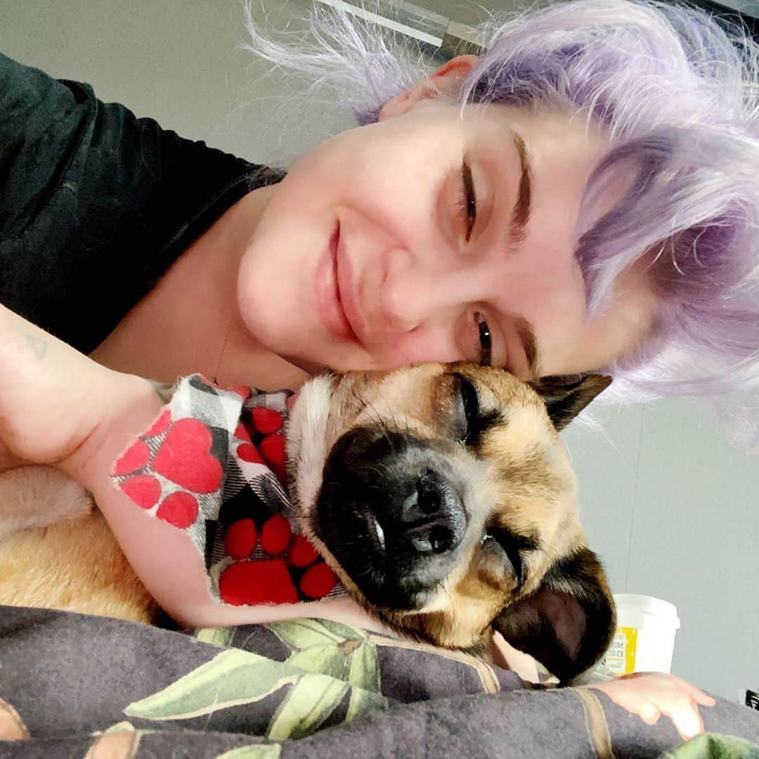 ケリー・オズボーンのインスタグラム：「Everyday I wake up and try to find the positive side to the mess we are all living in. Today I am so grateful to #RONA because with out her I would never have adopted Oat! She is the light in my life!!! What are you grateful for today?」