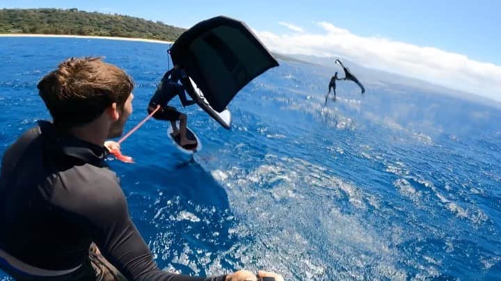 ジョン・ジョン・フローレンスのインスタグラム：「Mach speed engaged @nathan_florence  _ Equipment:  @pyzelsurfboards foil board: 4’8” @liftfoils foil: 200 high aspect wing, 32in mast  @ozonekites wing: 5m」