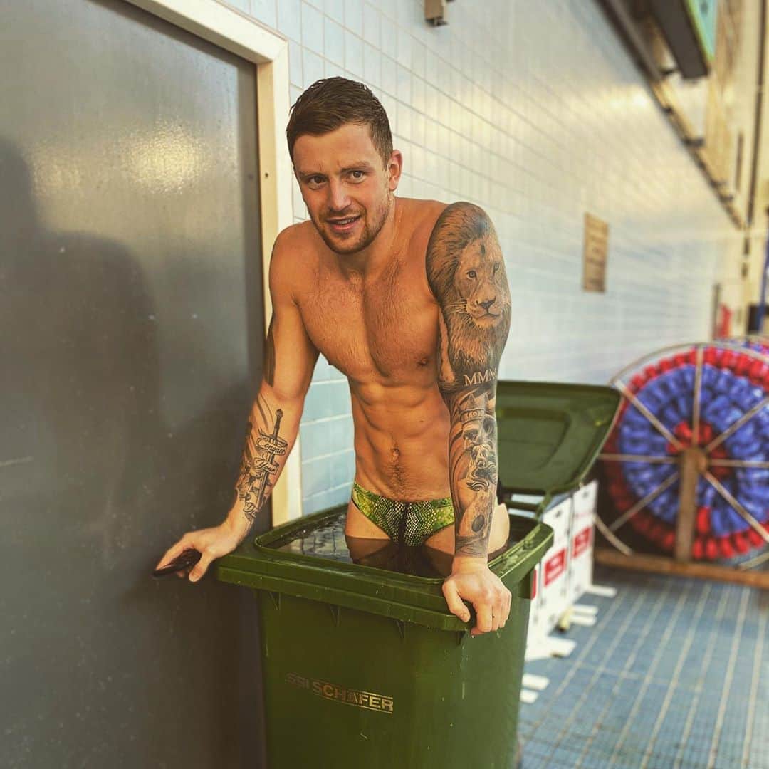 アダム・ピーティのインスタグラム：「No hi-tech ice baths for a while 🤣 A big week in the bank though 🙌🏼」