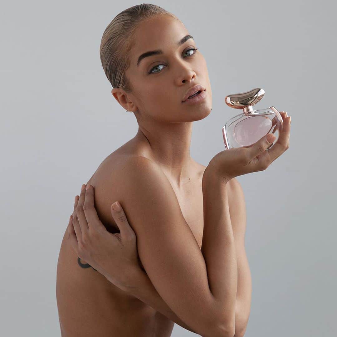 ジャスミン・サンダースのインスタグラム：「Love the power of a good scent 💕 Illuminare by @VinceCamuto makes me feel empowered, confident, and sexy!! She’s ready to take over the world! #myilluminare #fragrance」
