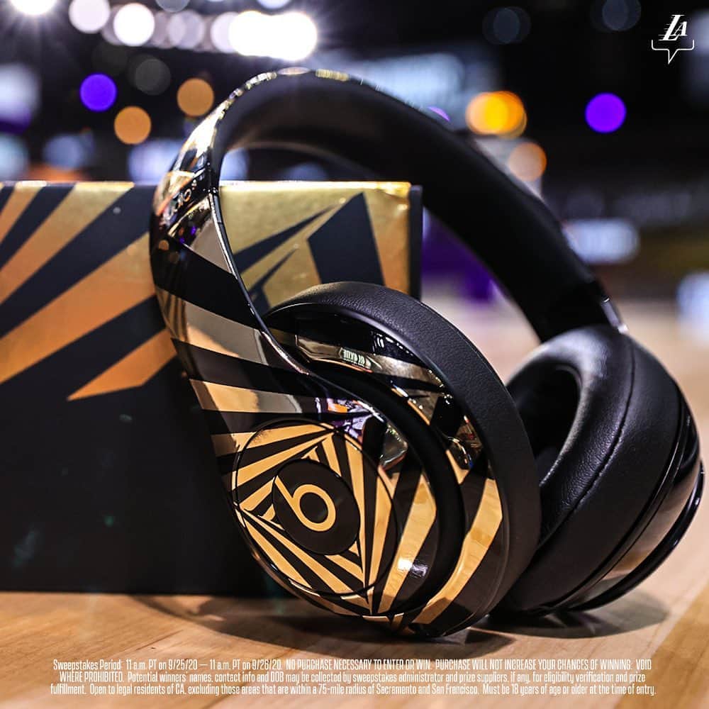 Los Angeles Lakersさんのインスタグラム写真 - (Los Angeles LakersInstagram)「Prepare for gameday like the #LakeShow. Like this post and you could win your own @beatsbydre Custom Lakers City Edition Studio Headphones! Link in bio to find Official Rules for the sweepstakes.」9月26日 3時00分 - lakers