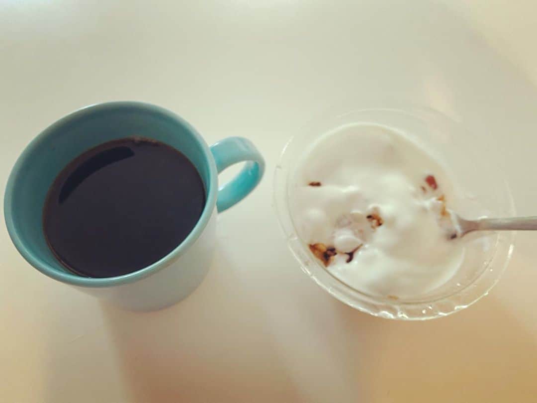 浅田信一のインスタグラム：「おはよう☂️ 最近の朝食はこれ☕️🥣」
