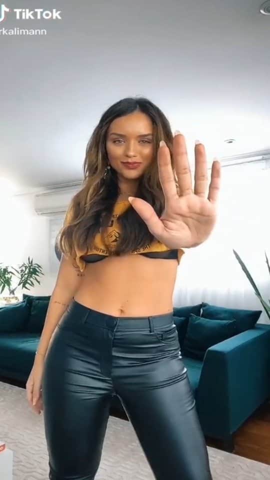Claudia Leitteのインスタグラム：「1 SEMANA de Desembaça e o #DesembaçaChallenge segue bombando!!! Tô amando MUITO ver vcs mandando o passinho pro ex que quer recaída ou só pra afastar as más energias mesmo! Obrigada demais todo mundo que tá escutando e dançando a música comigo ♥️♥️♥️」