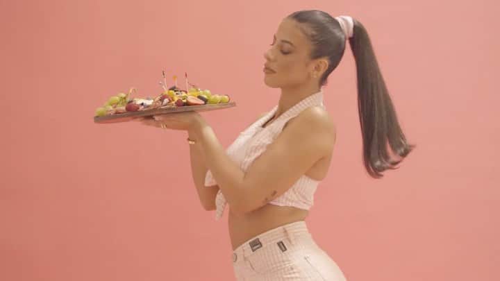 ケルシーのインスタグラム：「@victoriavillarroel for @fatherfoods i love u sexy ass !!! eating the charcuterie board 🤍」
